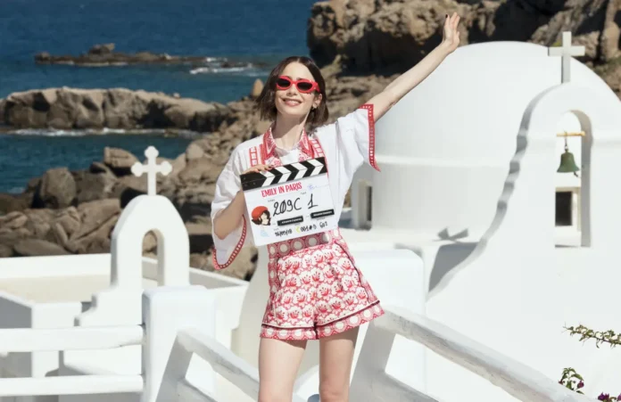Emily.paris.6.inizio.riprese.cover Lily Collins festeggia il primo ciak della stagione finale serie Netflix Emily in Paris.