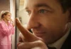 Elizabeth Banks e Matthew Macfadyen nella key-art della serie The Miniature Wife – Un piccolo problema.