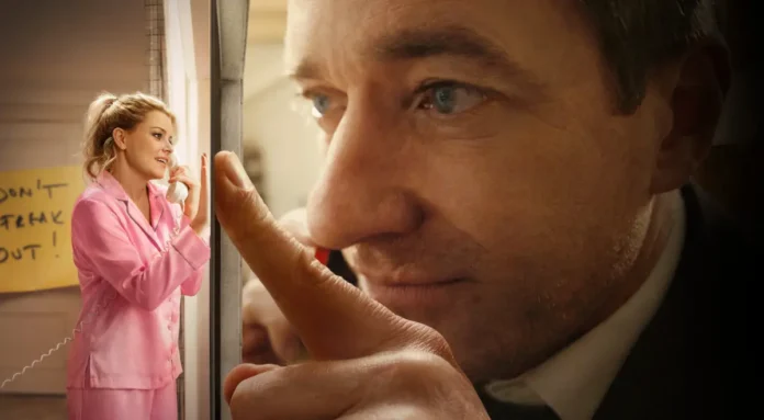 Elizabeth Banks e Matthew Macfadyen nella key-art della serie The Miniature Wife – Un piccolo problema.