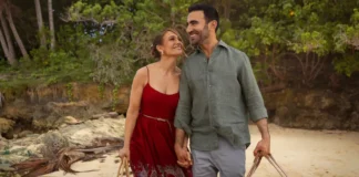 Jennifer Lopez e Brett Goldstein nel film Netflix Office Romance.