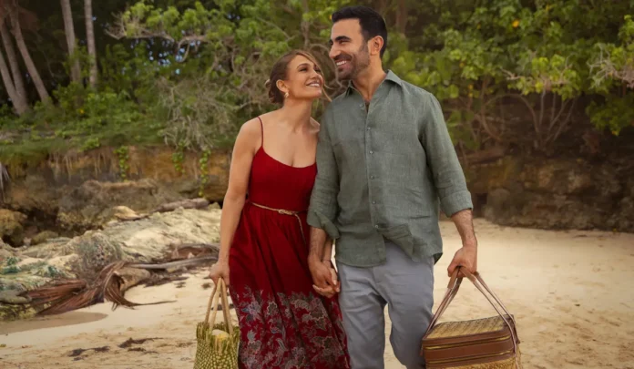 Jennifer Lopez e Brett Goldstein nel film Netflix Office Romance.