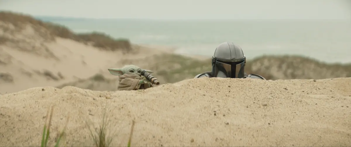 Pedro Pascal e Grogu nel film Star Wars: The Mandalorian and Grogu.