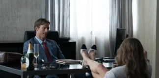 Glen Powell nel film Ricchi… da morire – Delitti in famiglia.