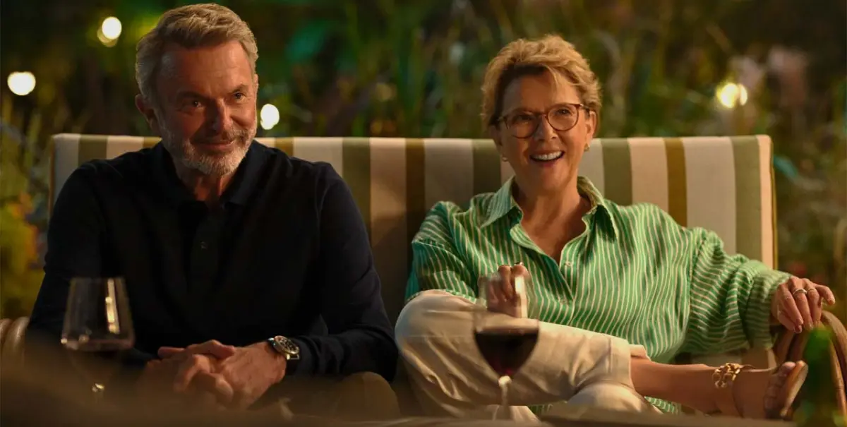 Annette Bening e Sam Neill nella serie Apple Never Fall.