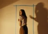 Una scena dal film horror Backrooms.
