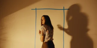 Una scena dal film horror Backrooms.