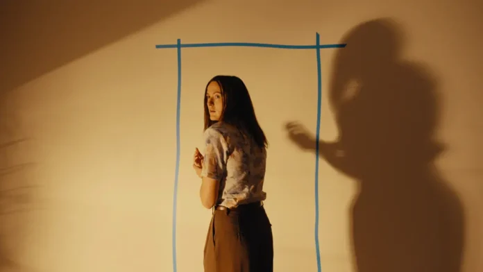 Una scena dal film horror Backrooms.