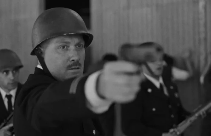 Una scena dal film L’Hangar Rosso.