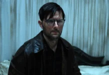Hokum: il nuovo horror di Damian McCarthy arriva al cinema Adam Scott nell'horror Hokum.