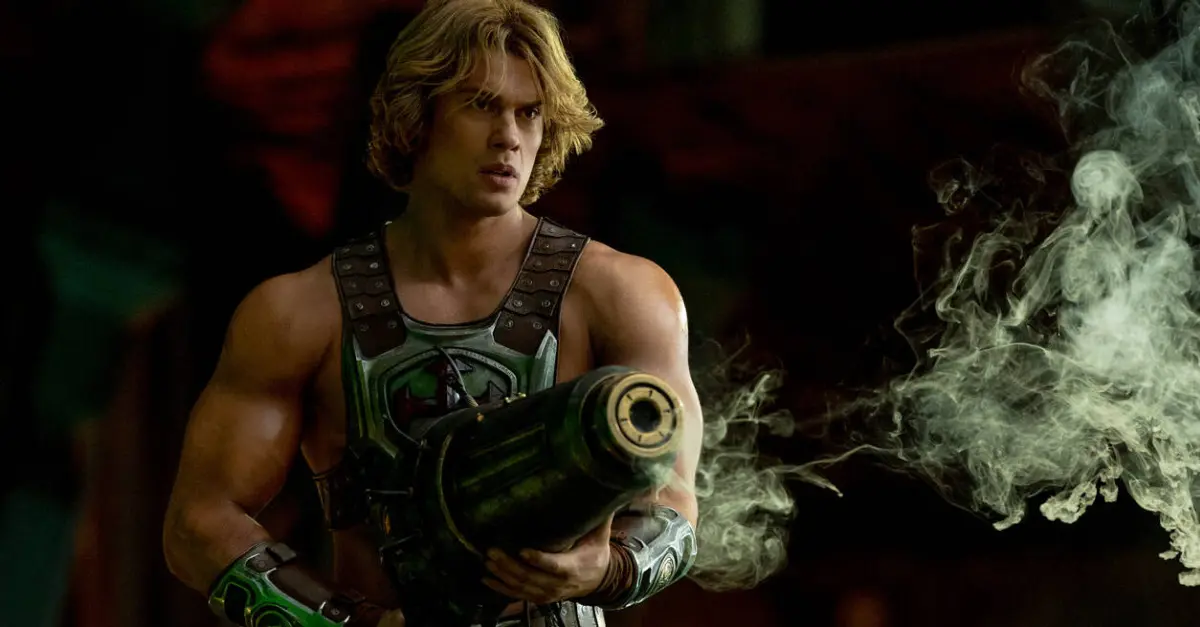 Nicholas Galitzine nel film Masters of the Universe.