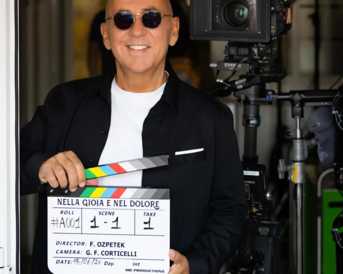 Il regista Ferzan Ozpetek durante le riprese del film Nella gioia e nel dolore.