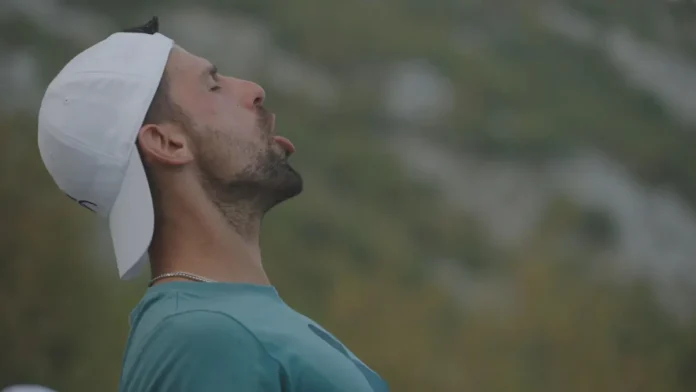 Il tennista Novak Djokovi nel documentario Novak Djokovic: Il lupo d'inverno.