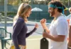 Mary Steenburgen e Jake Johnson nel film The Dink - Mago del pickleball.