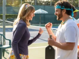 Mary Steenburgen e Jake Johnson nel film The Dink - Mago del pickleball.