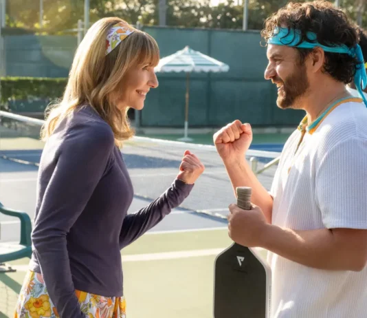 Mary Steenburgen e Jake Johnson nel film The Dink - Mago del pickleball.