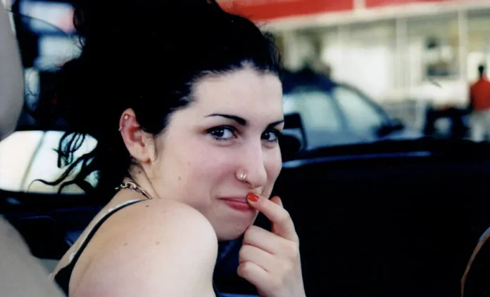 La cantante Amy Winehouse nel documentario Amy Winehouse – Anima Ribelle.