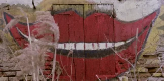 Una scena dall'edizione in 4K dell'horror La casa dalle finestre che ridono.