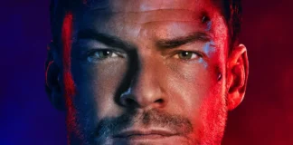 Alan Ritchson nel poster della stagione 4 di Reacher.