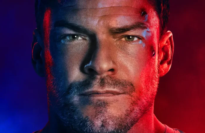 Alan Ritchson nel poster della stagione 4 di Reacher.