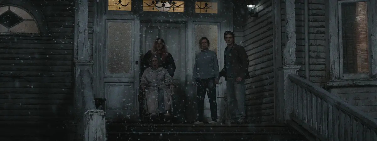 In foto i protagonisti dell'horror La casa - Il rogo del male.