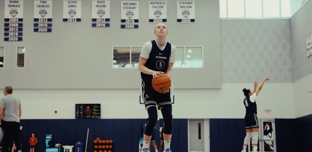 Alexa Philippou nella serie The Dynasty: UConn Huskies.
