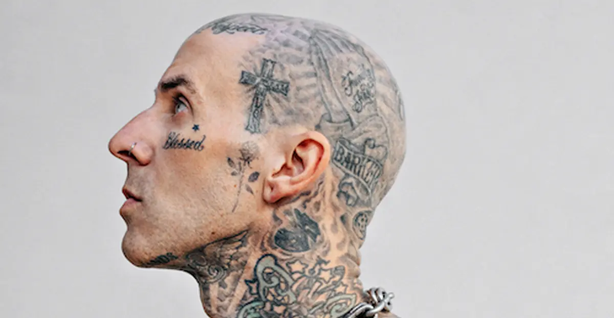 In foto il cantautore Travis Barker.
