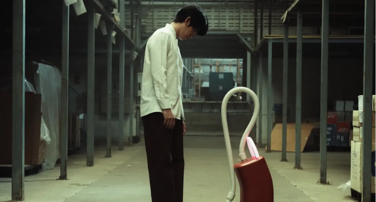Una scena dal film A Useful Ghost,