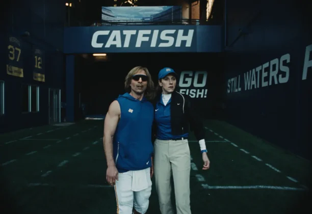Glen Powell nella stagione 2 della serie Chad Powers.