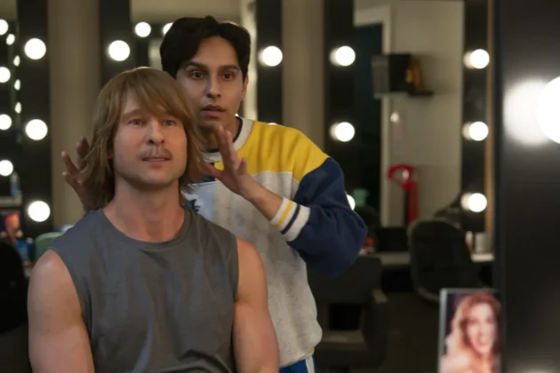 Glen Powell nella stagione 2 della serie Chad Powers.