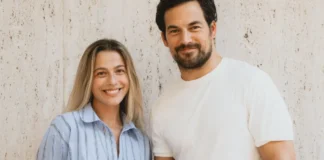 In foto i protagonisti della serie Prime Video Due cuori in affitto.
