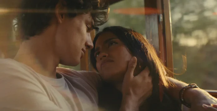 Fernando Lindez e Maia Reficco nel film L’estate delle prime volte.