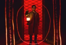 Hokum – Recensione: un grande horror gotico che fonde mistero e tensione psicologica Adam Scott nel poster dell'horror Hokum.
