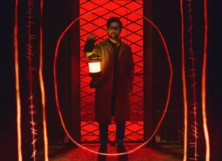 Hokum – Recensione: un grande horror gotico che fonde mistero e tensione psicologica Adam Scott nel poster dell'horror Hokum.