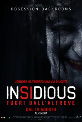 Il nuovo character poster di Insidious: Fuori dall'Altrove che raffigura un volto che sorride.