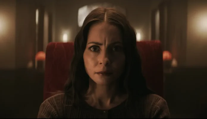 Mortuary.assistant.cover In foto la protagonista dell'horror Mortuary Assistant.