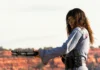 Adria Arjona nel film Onslaught – Assalto Finale.