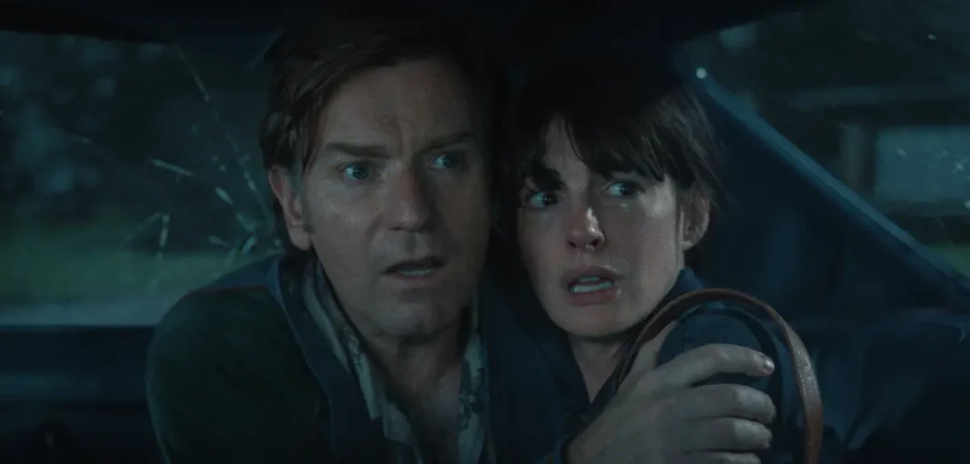 Anne Hathaway ed Ewan McGregor nel film La fine di Oak Street.