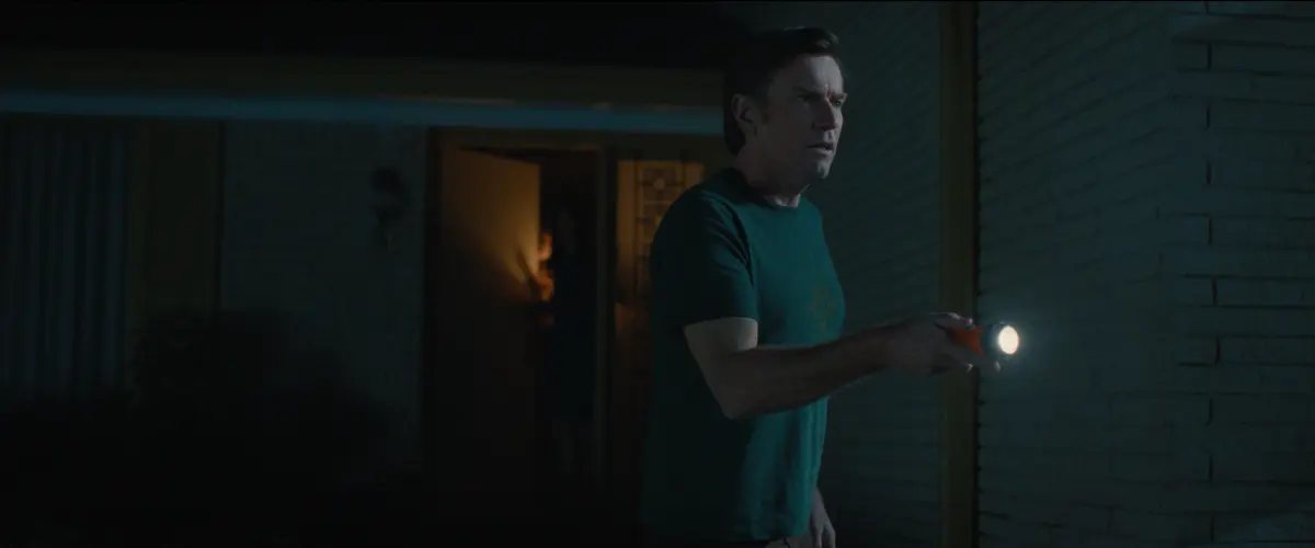 Ewan McGregor nel film La fine di Oak Street.