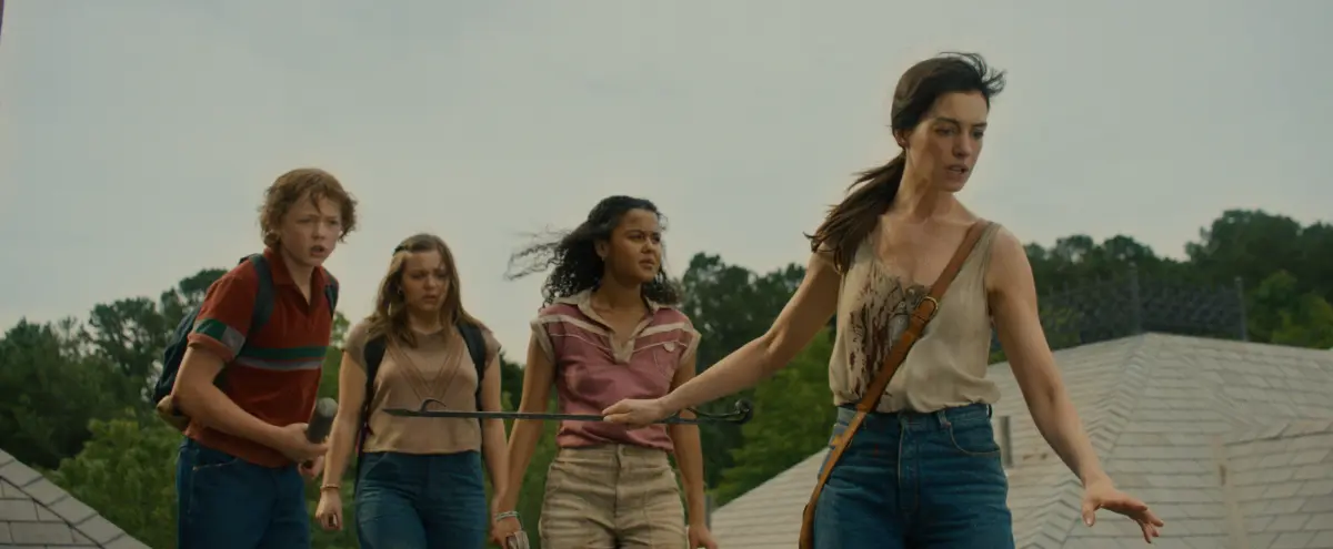 Anne Hathaway nel film La fine di Oak Street.