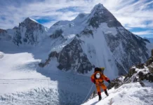 Una scena dal documentario Apple TV The Last First: Winter K2.