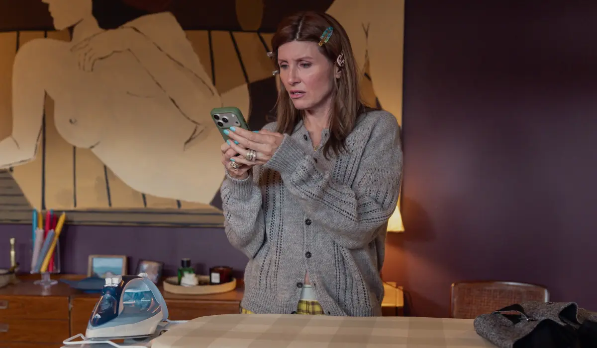 Sharon Horgan nella serie HBO Max Youth.