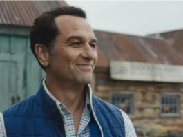 Matthew Rhys nella serie Apple TV Widow’s Bay.