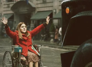Ruth Madeley nel film Being Heumann.