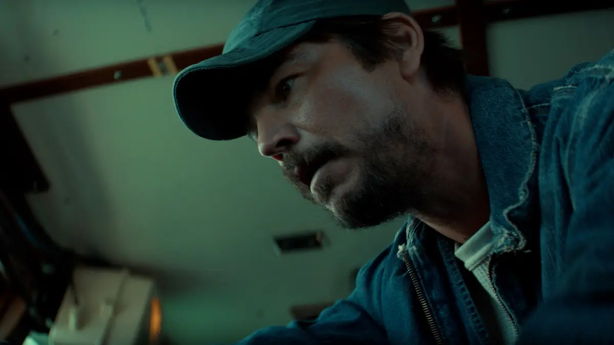 Josh Hartnett nella serie Netflix Below.