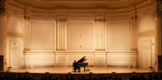 Una scena dal film concerto Cameron Winter at Carnegie Hall.
