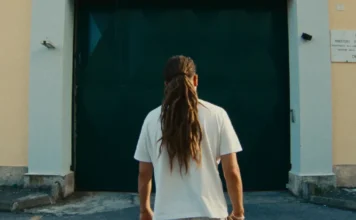 Sayf entra nel carcere di Chiavari: la musica diventa libertà nel documentario Il cielo in una stanza Il rapper Sayf nel documentario Il cielo in una stanza.