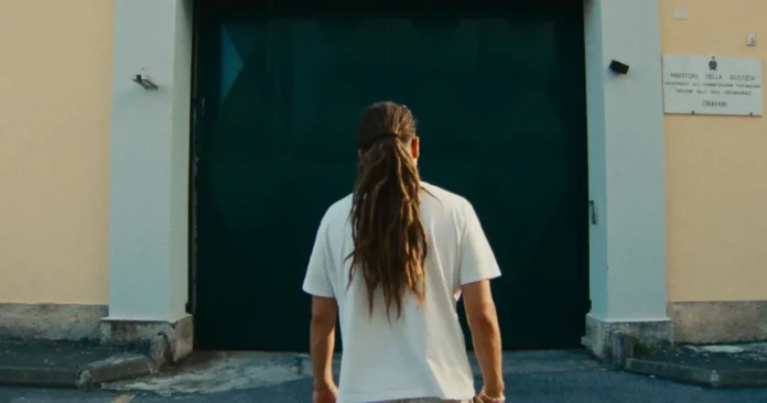 Il rapper Sayf nel documentario Il cielo in una stanza.