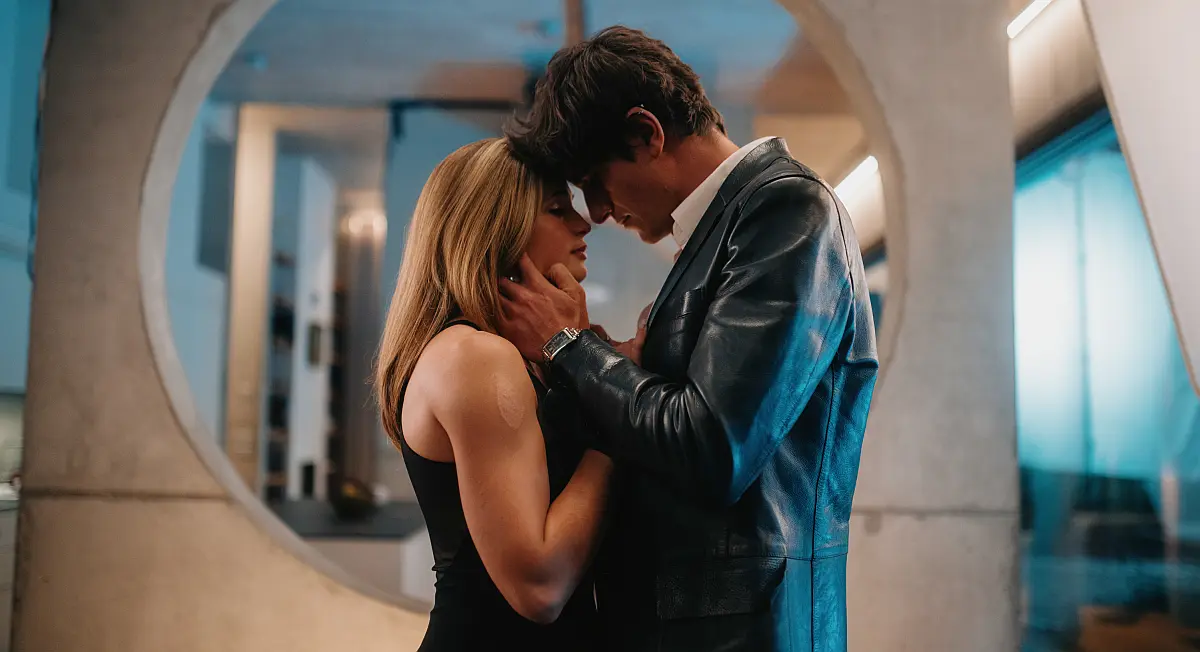 Una scena dal film Prime Video Drive - The Pretenders.