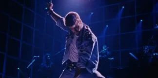 Il cantautore George Michael nel film concerto George Michael: The Faith Tour .