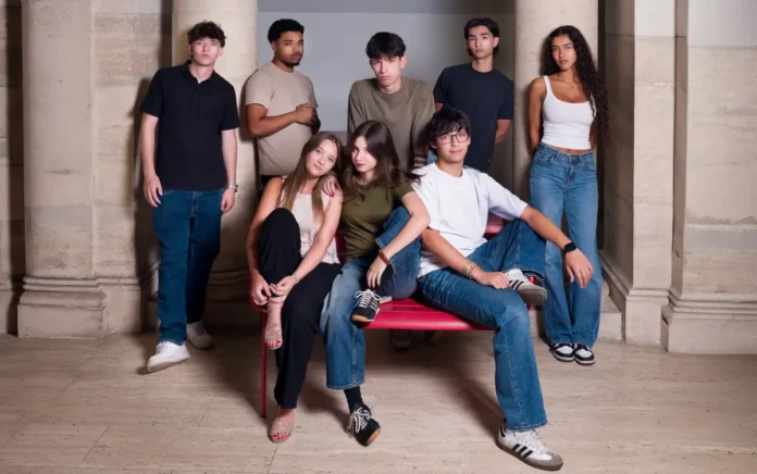 Fomo.cover In foto i protagonisti della serie RaiPlay FOMO - Fear Of Missing Out.